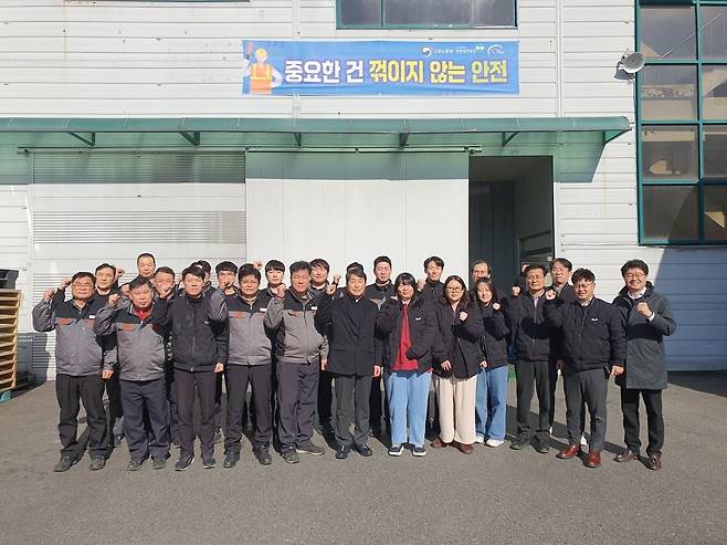 디케이앤디 안산 공장 직원들이 파이팅을 외치고 있다. 안산=윤현주 기자