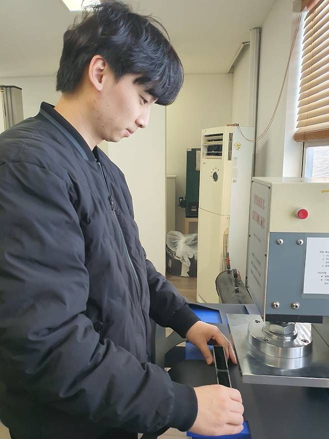곽우영 선임이 물성 테스트 중이다. 안산=윤현주 기자