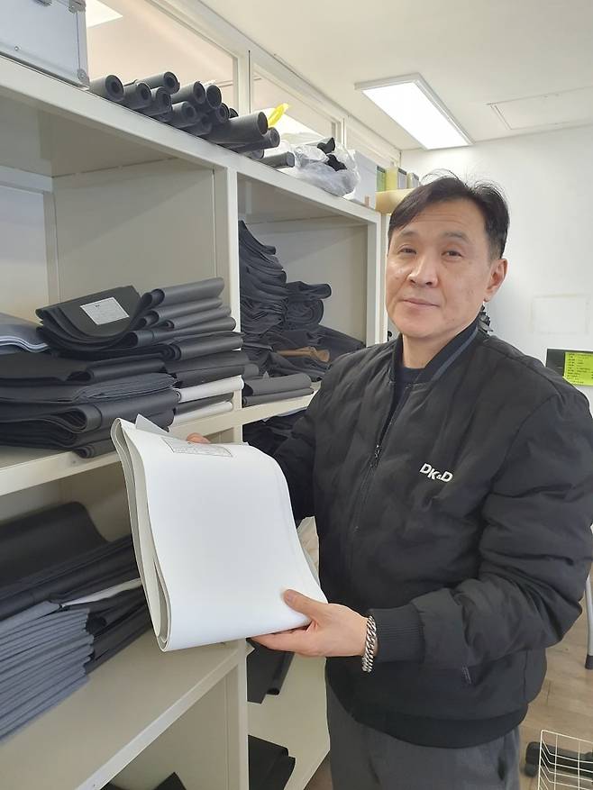 민용환 이사가 차량용 시트 제품을 설명하고 있다. 안산=윤현주 기자