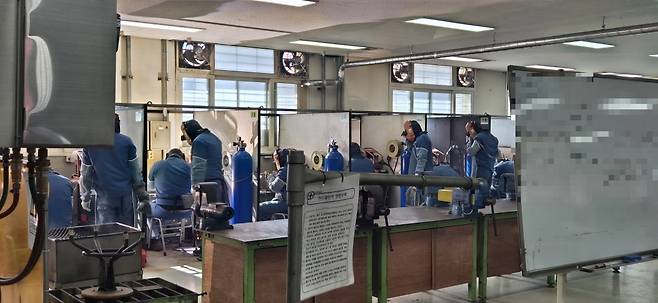 지난달 29일 화성직업훈련교도소 재소자들이 직업훈련동에서 용접 훈련 실습을 하고 있다. 사진=법무부 제공