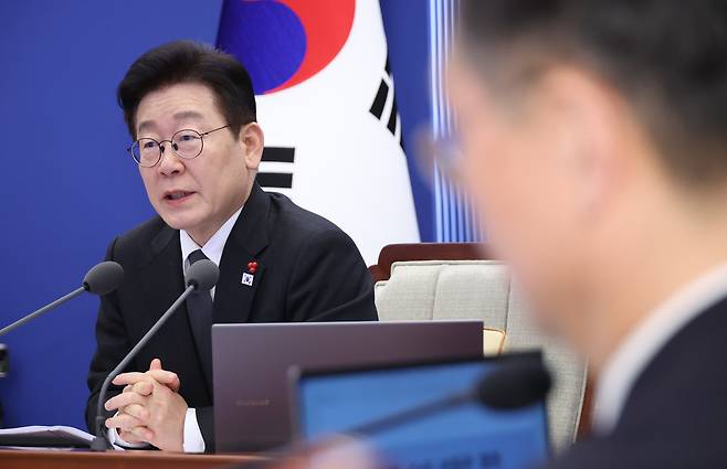 President Lee Jae Myung speaks at a meeting of senior secretaries and aides held at Cheong Wa Dae on Friday. (Yonhap)