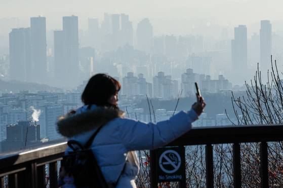 Seoul apartments are seen from Namsan in central Seoul on Jan. 6. [NEWS1]