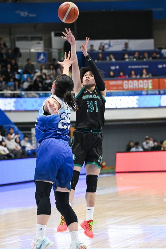 슛 하는 하나은행 진안(31번). 사진[연합뉴스]