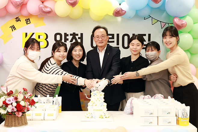이환주 KB국민은행장(가운데)이 지난해 12월 ‘KB 양천어린이집’ 신설식에서 선생님들과 기념촬영을 하고 있다. [사진=KB국민은행 제공]