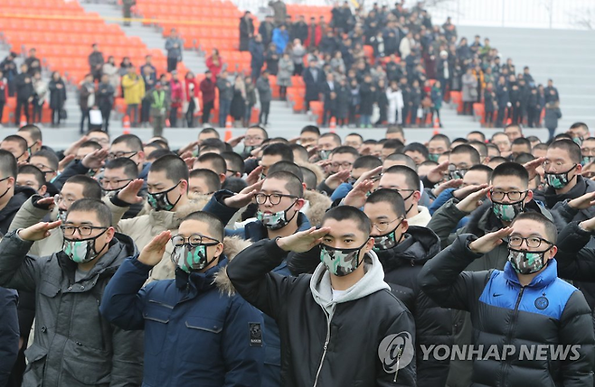 안경을 쓰는 남자들이 AI 안경의 가장 일차적인 구매고객이 될 것 같습니다. <연합뉴스>