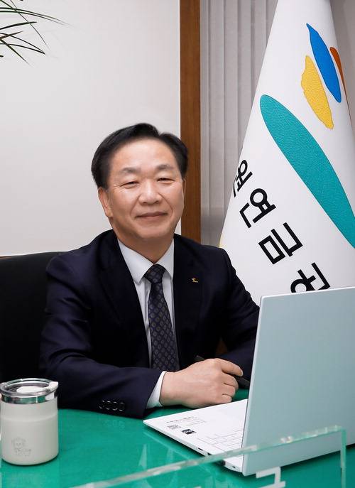 김동극 공무원연금공단 이사장이 올해 공단 창단 44주년을 맞아 1일 매일경제와 인터뷰하고 있다. 공무원연금공단