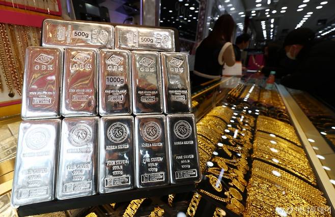 (서울=뉴스1) 김민지 기자 = 도널드 트럼프 미국 대통령이 케빈 워시 전 연방준비제도(Fed) 이사를 차기 연준 의장 후보로 지명하면서 국제 은 가격이 31%, 금 가격이 11% 폭락한 1일 오후 서울 시내 금은방에 골드바와 실버바 등이 진열돼 있다.  이날 국제 금값과 은값은 1980년 이후 최고 낙폭을 기록했다. 2026.2.1/뉴스1  Copyright (C) 뉴스1. All rights reserved. 무단 전재 및 재배포,  AI학습 이용 금지. /사진=(서울=뉴스1) 김민지 기자