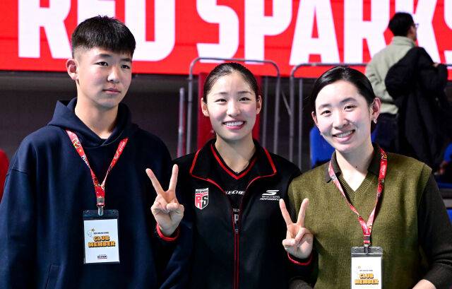 인쿠시가 언니, 동생과 기념촬영을 하고 있다 / 한국배구연맹(KOVO)