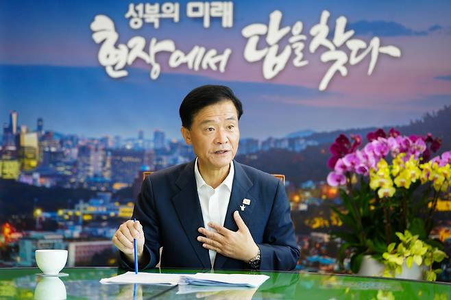 이승로 서울 성북구청장이 최근 헤럴드경제와 인터뷰에서 주요 정책에 대해 설명하고 있다. [성북구 제공]