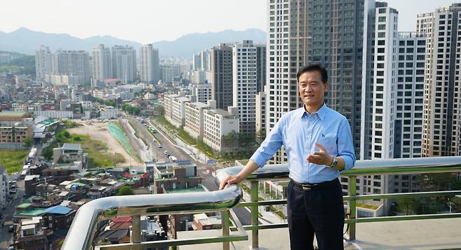 서울시 최대 규모 뉴타운 사업이 진행되고 있는 장위뉴타운 현장을 방문한 이승로 성북구청장. [성북구 제공]