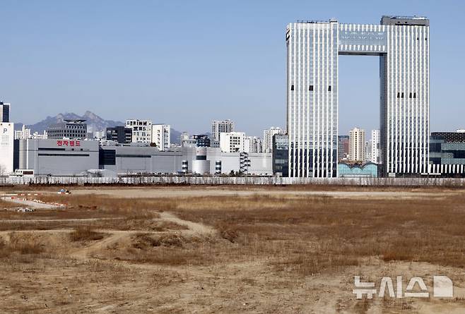 [서울=뉴시스] 김혜진 기자 = 정부가 서울 용산과 과천, 태릉CC 등 도심 내 접근성이 뛰어난 유휴부지와 노후 청사 등을 활용해 총 6만 호 규모의 주택을 공급한다고 밝혔다. 구윤철 부총리 겸 재정경제부 장관은 29일 '도심 주택공급 확대 및 신속화 방안'을 논의·확정했다. 이번 발표에서 특히 수요가 높은 용산국제업무지구에 최대 1만호, 미군이 반환한 캠프킴에 2500호, 501정보대 부지에 소형주택 150호가 들어선다. 용산국제업무지구와 501정보대 부지는 2028년, 캠프킴 부지는 2029년 착공할 예정이다. 사진은 이날 서울 용산구 용산국제업무지구 모습. 2026.01.29. jini@newsis.com