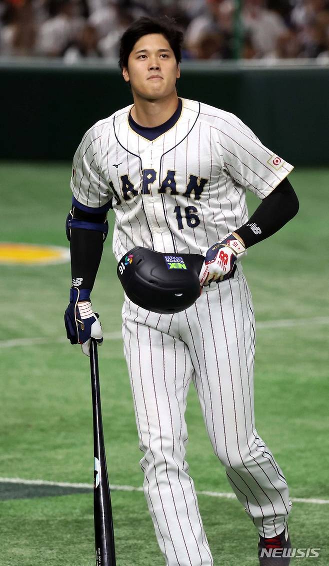 [도쿄=뉴시스] 김선웅 기자 = 11일 일본 도쿄돔에서 열린 월드 베이스볼 클래식(WBC) 2023 B조 체코와 일본의 경기, 일본 오타니 쇼헤이가 삼진아웃을 당한 뒤 덕아웃으로 향하고 있다. 2023.03.11. mangusta@newsis.com