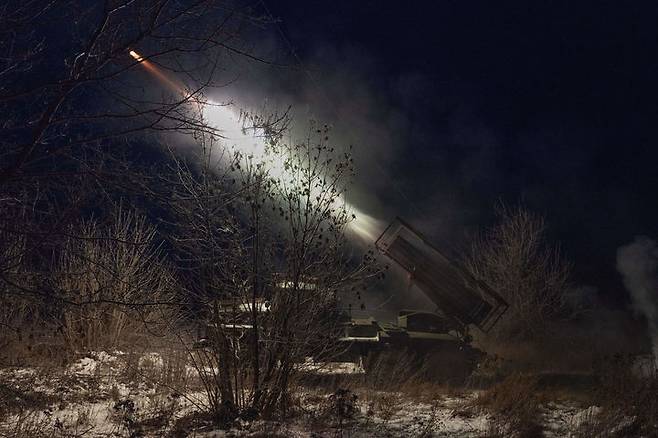 [드루즈키우카=AP/뉴시스] 우크라이나 제93기계화여단이 제공한 사진으로 지난달 21일(현지 시간) 우크라이나 도네츠크주 드루즈키우카에서 여단 소속 군인들이 러시아군 진지를 향해 BM-21 ‘그라드’ 다연장로켓을 발사하고 있다. 2026.01.23.