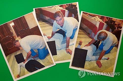 '엡스타인 파일'에 담긴 앤드루 전 영국 왕자 사진 [AP=연합뉴스 제공]