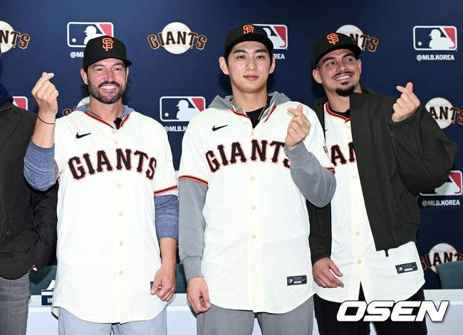 [OSEN=이천, 이대선 기자] 7일 오후 경기 이천 LG 챔피언스파크에서 샌프란시스코 자이언츠 미디어데이가 열렸다.샌프란시스코 구단은 이정후와 비텔로 감독, 윌리 아다메스가 참여하는 방한 프로그램을 진행 중이다. 이번 샌프란시스코의 한국 방문에는 래리 베어 CEO, 버스터 포지 사장, 잭 미나시안 단장 등 구단 주요 인사들이 함께한다.샌프란시스코 토니 비텔로 감독, 이정후, 윌리 아다메스가 기념촬영을 하고 있다. 2026.01.07 /sunday@osen.co.kr