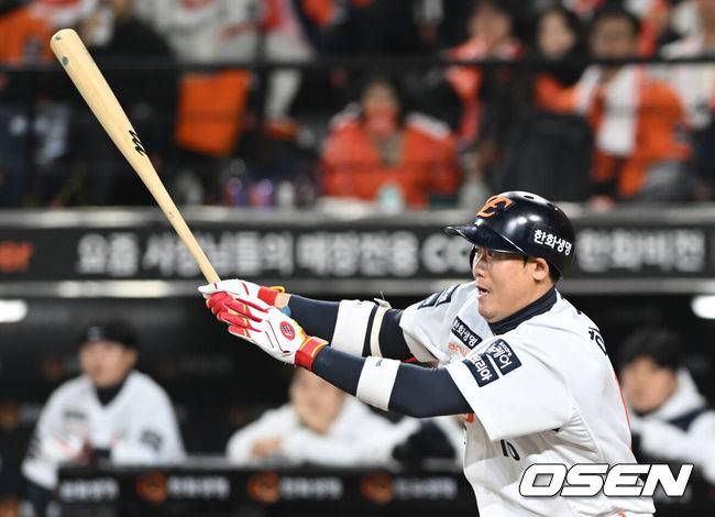 [OSEN=대전, 손용호 기자] 30일 대전 한화생명볼파크에서 2025 신한 SOL Bank KBO리그 포스트시즌 한국시리즈 4차전 한화 이글스와 LG 트윈스의 경기가 열렸다.이날 경기에 한화는 와이스를, LG는 치리노스를 선발투수로 내세웠다. 4회말 1사 2,3루 하주석이 타점을 올리고 있다.  2025.10.30/spjj@osen.co.kr