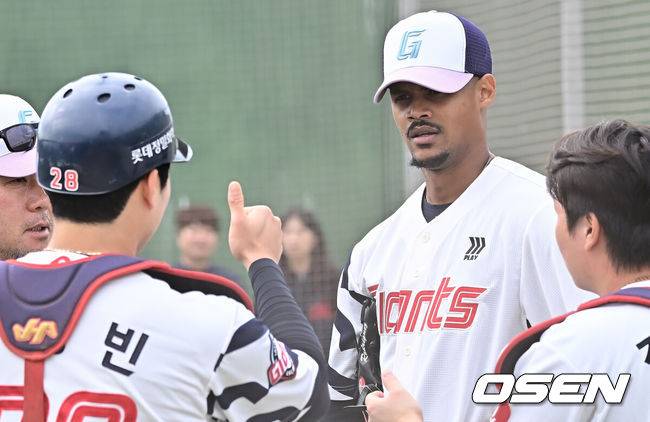 [OSEN=타이난(대만) , 이석우 기자] 프로야구 롯데 자이언츠가 1일(한국시간) 대만 타이난 아시아-태평양 국제야구센터에 스프링캠프를 차리고 구슬땀을 흘렸다.김태형 감독 등&nbsp;코치진과 투수&nbsp;20명,&nbsp;포수&nbsp;5명,&nbsp;내야수&nbsp;9명,&nbsp;외야수&nbsp;7명 등 총&nbsp;41명의 선수단이 1월 20일까지 1차 캠프에서 체력 강화와 기술 훈련을 치른 뒤 21일부터 3월 5일까지 일본 미야자키로 옮겨 2차 캠프에서 구춘리그에 참가해 실전 감각을 점검한다.롯데 로드리게스가 불펜투구를 마치고 손성빈의 엄지척을 받고 있다. 2026.02.01 / foto0307@osen.co.kr