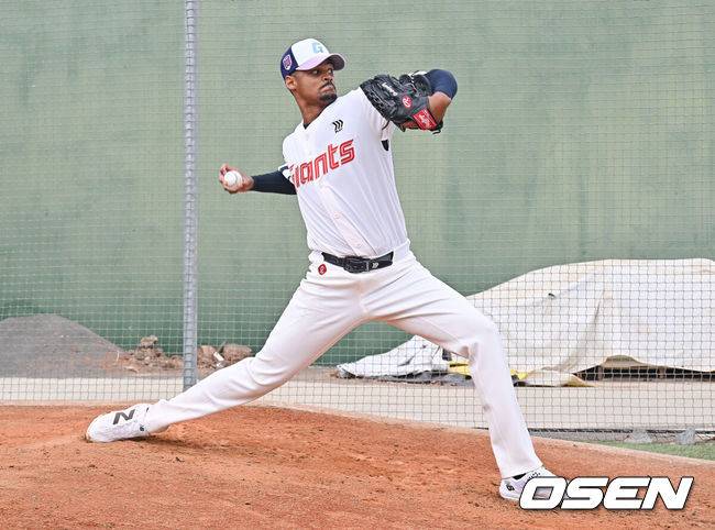 [OSEN=타이난(대만) , 이석우 기자] 프로야구 롯데 자이언츠가 1일(한국시간) 대만 타이난 아시아-태평양 국제야구센터에 스프링캠프를 차리고 구슬땀을 흘렸다.김태형 감독 등&nbsp;코치진과 투수&nbsp;20명,&nbsp;포수&nbsp;5명,&nbsp;내야수&nbsp;9명,&nbsp;외야수&nbsp;7명 등 총&nbsp;41명의 선수단이 1월 20일까지 1차 캠프에서 체력 강화와 기술 훈련을 치른 뒤 21일부터 3월 5일까지 일본 미야자키로 옮겨 2차 캠프에서 구춘리그에 참가해 실전 감각을 점검한다.롯데 로드리게스가 불펜투구를 하고 있다. 2026.02.01 / foto0307@osen.co.kr