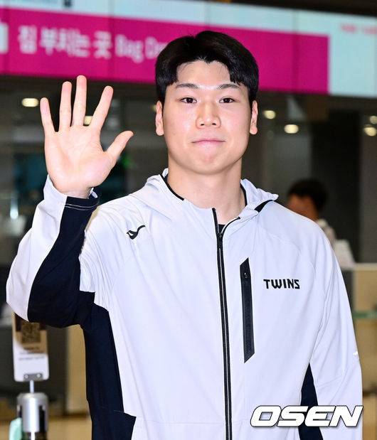 [OSEN=인천공항, 최규한 기자] 프로야구 LG 트윈스가 23일 오후 2026 시즌을 준비하기 위해 22일 오후 인천공항을 통해 미국으로 출국했다.LG는 오는&nbsp;25일부터&nbsp;2월&nbsp;22일까지 미국 애리조나에서 1차&nbsp;스프링캠프를 펼친다. 염경엽&nbsp;감독과&nbsp;코칭스태프&nbsp;18명,&nbsp;주장 박해민을 비롯한 선수&nbsp;40명이 담금질에 나선다.LG 조원태가 출국을 앞두고 포즈를 취하고 있다. 2026.01.23 / dreamer@osen.co.kr