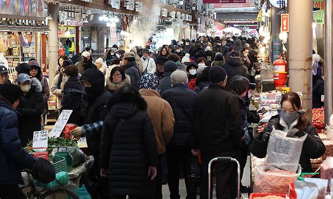 정부가 설 명절을 앞두고 역대 최대 규모인 27만t 규모의 성수품을 공급하는 한편 농·축·수산물 할인 지원에 910억원을 투입하기로 했다. 지난달 28일 서울의 한 전통시장이 장을 보러 온 시민들로 북적이고 있다. 1일 세계일보와 한국갤럽의 설문에 따르면 전체 응답자 중 32%가 6월 지방선거에서 민생·경제를 가장 중요한 분야로 꼽는 등 살림살이에 대한 유권자들의 관심이 높았다. 연합뉴스