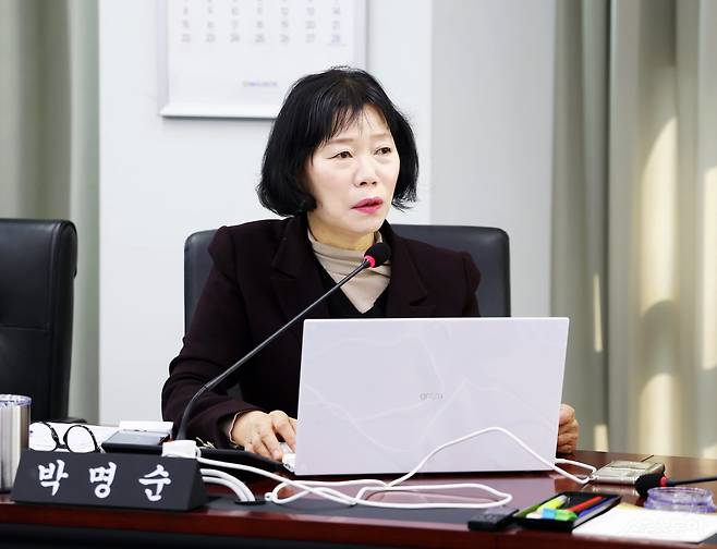 박명순 의원은 지난 28일 성남시의회 문화복지체육위원회 2026년도 주요업무계획에서 성남시의료원의 누적 적자와 대학병원 위탁 운영을 지적하고 있다. 사진제공ㅣ성남시의회 국민의힘&nbsp;