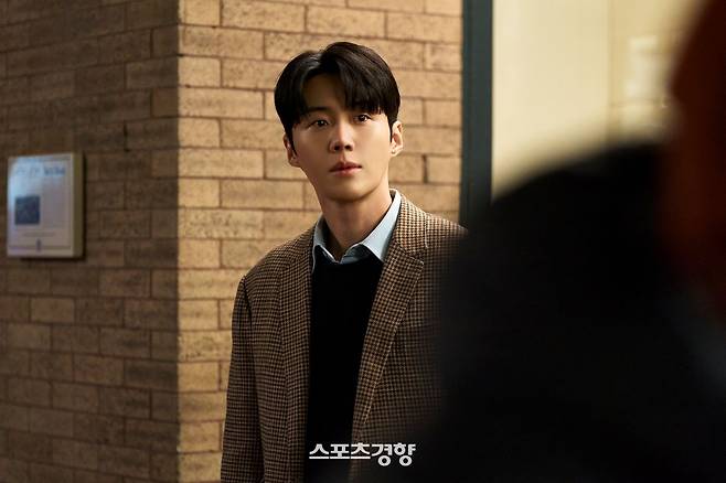 김선호는 2024년 1월 1인 기획사를 만들고 2025년 3월 판타지오와의 전속계약을 발표했다. 일각에서는 계약금 등을 담을 법인을 미리 만든 것이 아니냐는 지적이 나온다. 넷플릭스 제공