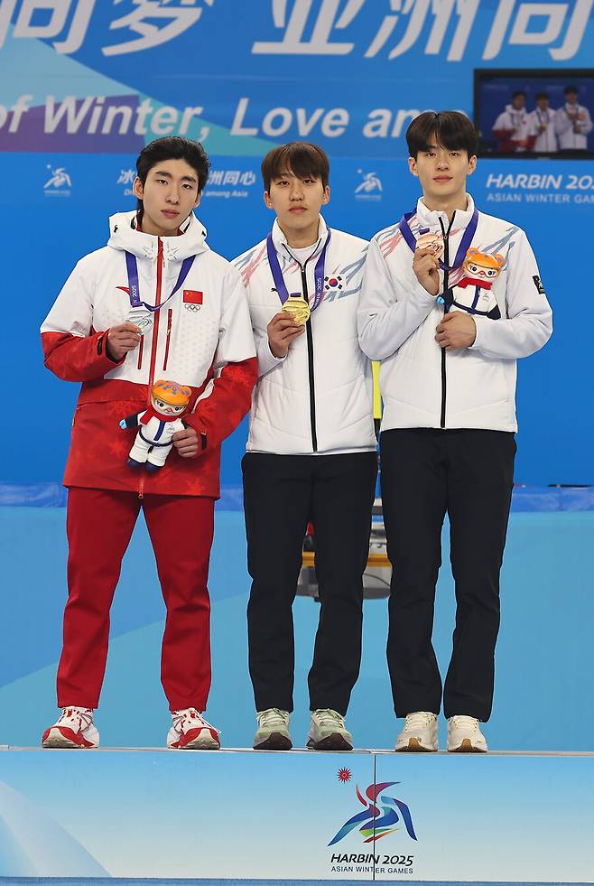 ▲ 중국 쇼트트랙 남자 대표 린샤오쥔(한국명 임효준, 사진 왼쪽)이 2025 하얼빈 동계 아시안게임 쇼트트랙 남자 500m에서 은메달을 획득했다. ⓒ연합뉴스