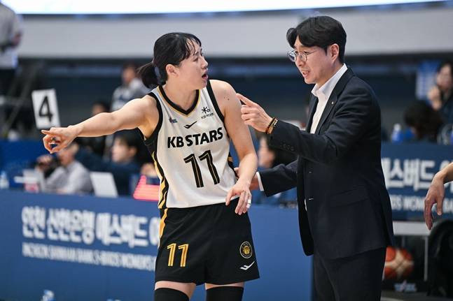 31일 신한은행전 도중 강이슬(왼쪽)이 김완수 감독과 대화하고 있다. /사진=WKBL