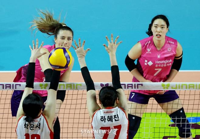 흥국 레베카가 1일 삼산월드체육관에서 열린 2025-2026 진에서 V리그 흥국생명과 페퍼저축은행경기에서 고공강타를 터트리고  있다. /사진=강영조 선임기자