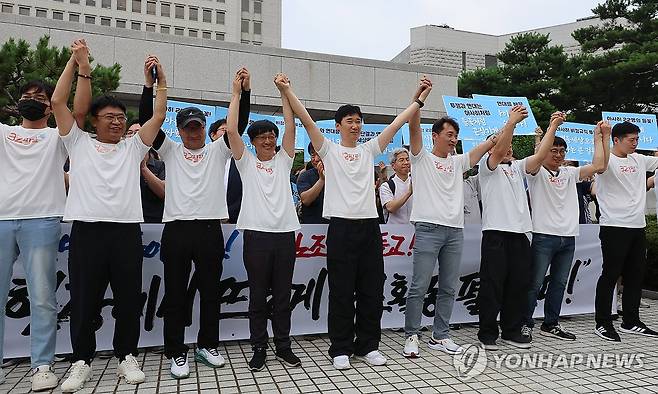 최종 승소에 기뻐하는 아사히글라스 하청업체 해고 근로자 (서울=연합뉴스) 이정훈 기자 = 아사히글라스 하청업체 해고 근로자들이 2024년 7월 11일 11일 서울 서초구 대법원에서 열린 근로자지위 확인 소송에서 승소 판결을 받은 뒤 기뻐하고 있다. 
    대법원 3부는 해고 근로자 23명이 아사히글라스 한국 자회사인 AGC화인테크노를 상대로 낸 근로자지위 확인 소송에서 원심의 원고승소 판결을 이날 확정했다. 2015년 소송을 시작한 지 9년 만에 나온 결론이다. 2024.7.11 uwg806@yna.co.kr