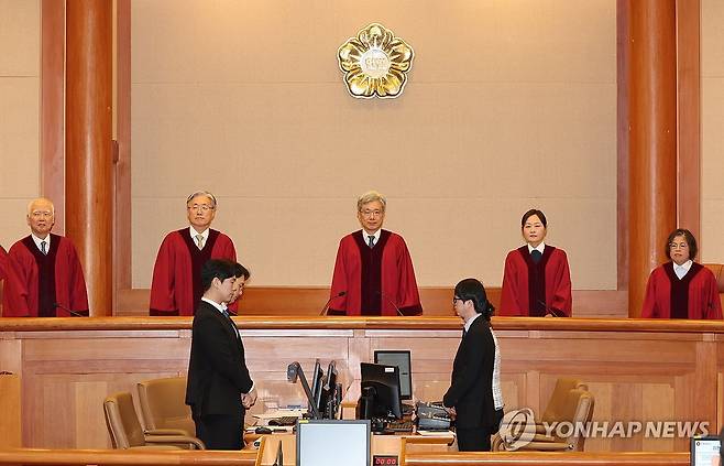 심판정 들어서는 헌법재판관들 (서울=연합뉴스) 서명곤 기자 = 29일 서울 종로구 헌법재판소 심판정에서 열린 변호인 접견불허 위헌확인 헌법소원 선고기일에 김상환 헌법재판소장을 비롯한 헌법재판관들이 자리로 향하고 있다. 2026.1.29 seephoto@yna.co.kr
