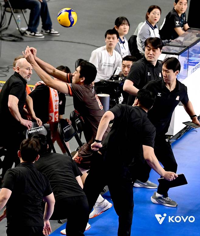 필사적으로 쫓아가 공을 받아내는 OK저축은행 차지환 [한국배구연맹 제공. 재판매 및 DB 금지]
