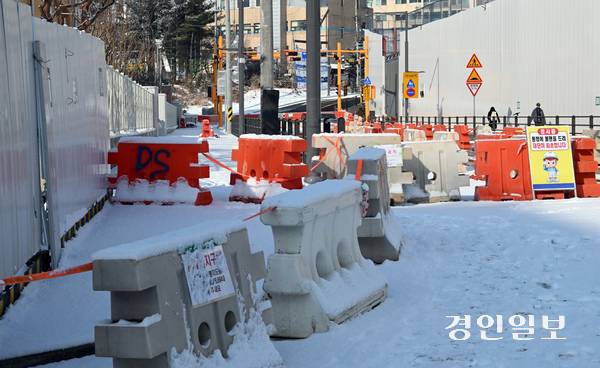 2일 오전 수원시 영통 2구역 재건축 현장 동수원초등학교 옆 인도를 보행로 확보 없이 공사를 진행해 주민들이 통행 불편을 겪고 있다. 2026.2.2 /임열수기자 pplys@kyeongin.com