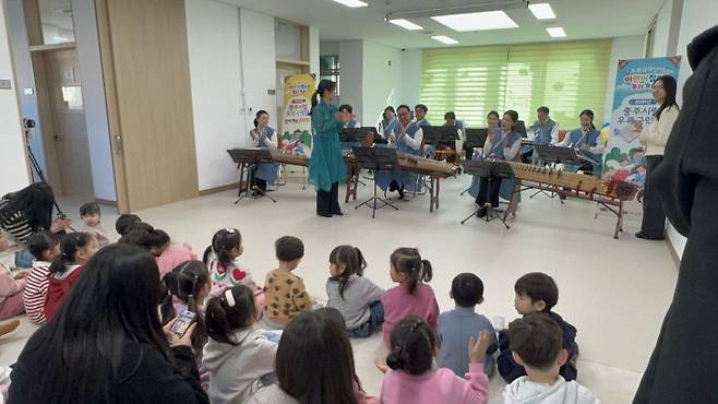 어린이집 순회 '찾아가는 음악회' 공연 모습.(충주시 제공)