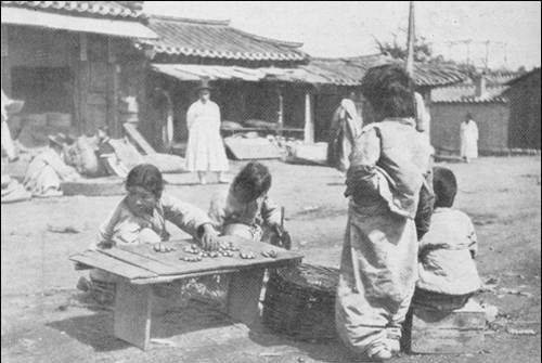 1902년 군밤을 구워 파는 아이들. (사진= 김영복 연구가)