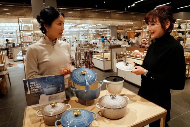 광주신세계 본관 8층 르크루제 매장에서 직원이 파란색 뚜껑을 들고 고객에게 설명하고 있다. 광주신세계 제공