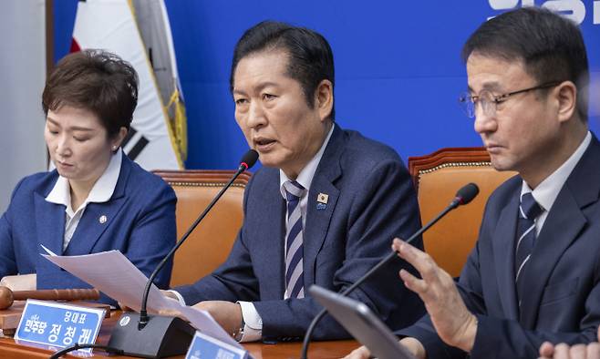 더불어민주당 정청래 대표가 2일 국회에서 열린 최고위원회의에서 조국혁신당과의 합당 제의의 의미와 향후 진행 과정에 대해 발언하고 있다./연합뉴스