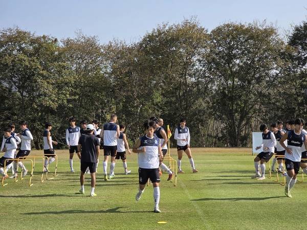 경남FC 선수단이 2일 태국 치앙마이 한 리조트에서 열린 훈련에서 준비 운동을 하고 있다. /박신 기자