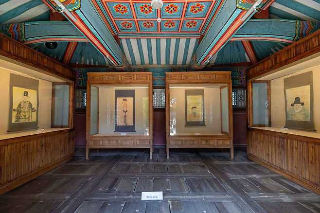 서원 안에는 퇴계 선생의 초상화가 걸려 있다. _한국관광공사 제공