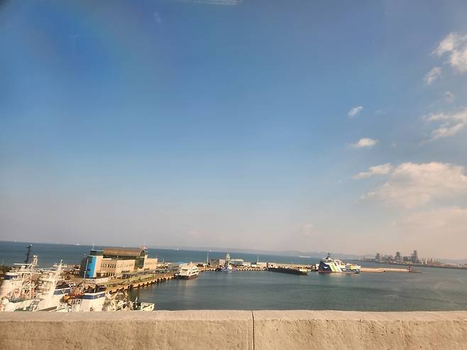 ▲ 해오름대교 위에서 내려다본 포항여객선터미널과 항만 전경. 교량 중앙부에서는 항만과 바다가 한눈에 들어온다. 서의수 기자