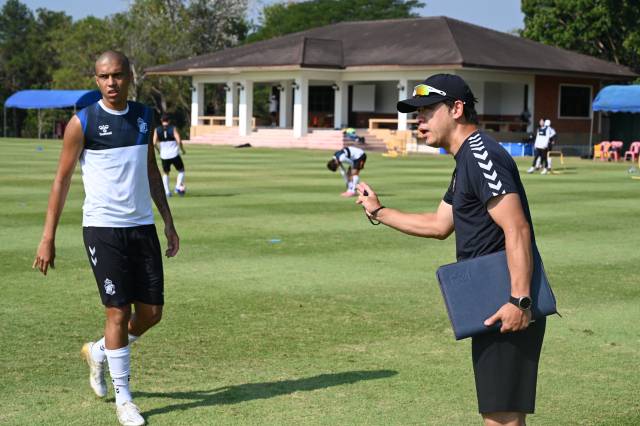 배성재 경남FC 감독이 선수들에게 전술을 지시하고 있다.