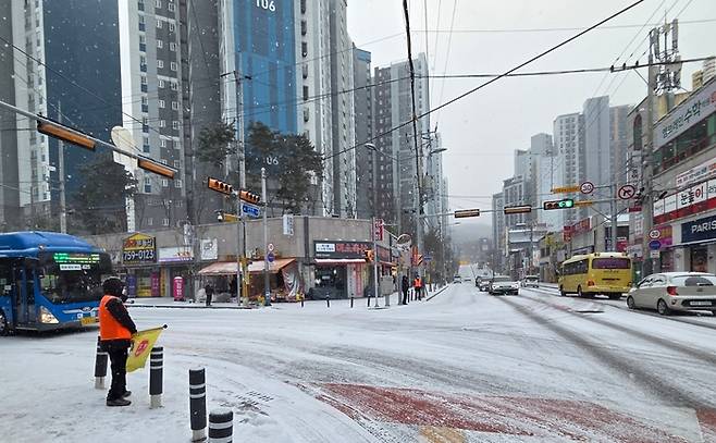 2일 대구 수성구 만촌동 한 골목에 눈이 쌓여 차랑들이 거북이 행렬을 하고 있다. 최시웅기자