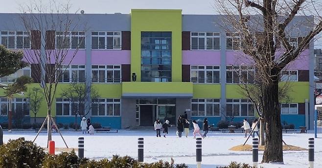 2일 오전 대구 중구 동인초등학교 운동장에서 학생들이 쉬는 시간 눈싸움을 하며 즐거운 시간을 보내고 있다. 조윤화기자