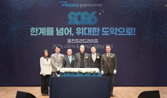 웅진그룹 웅진프리드라이프가 1월 21일 서울 중구 대한상공회의소 국제회의장에서 창사 이래 처음으로 전 조직이 참석한 통합 시무식을 열고 '토털 라이프케어 플랫폼' 도약을 선언하고 있다. [사진=웅진프리드라이프]