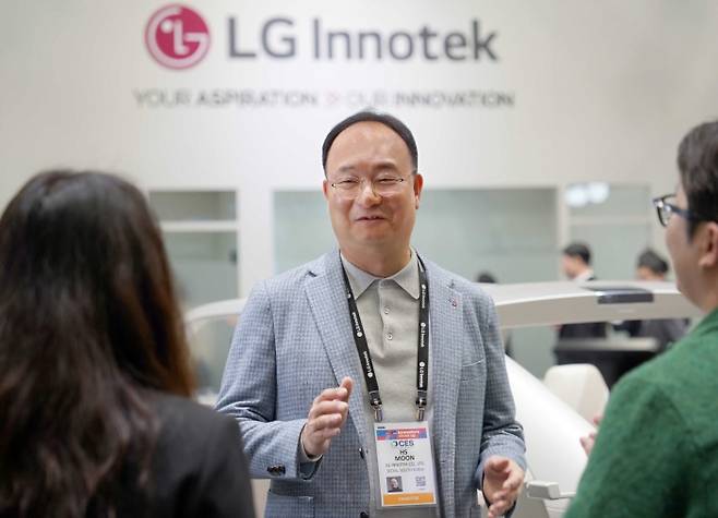 7일(현지시간) 문혁수 LG이노텍 사장이 미국 라스베이거스 CES 2026 전시부스에서 인터뷰를 진행하고 있다. 사진=LG이노텍 제공