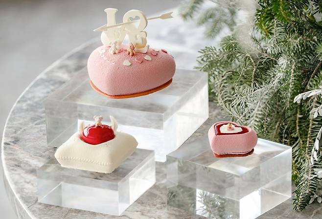 시그니엘 서울은 2026년 밸런타인데이를 앞두고 스페셜 케이크 3종을 선보였다. / 롯데호텔앤리조트