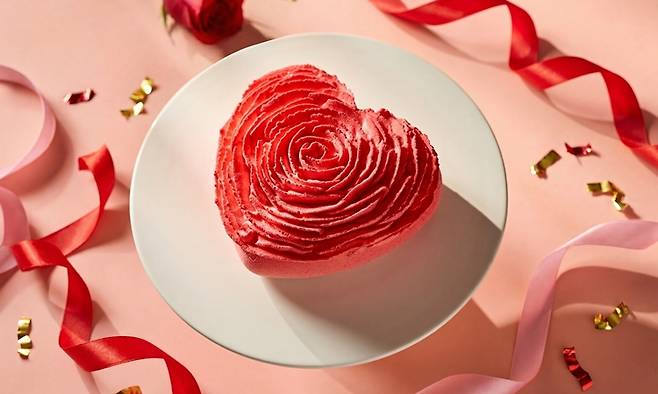 반얀트리 클럽 앤 스파 서울 몽상클레르 밸런타인데이 스페셜 케이크 '스위트 하트 세라비'. / 반얀트리 클럽 앤 스파 서울