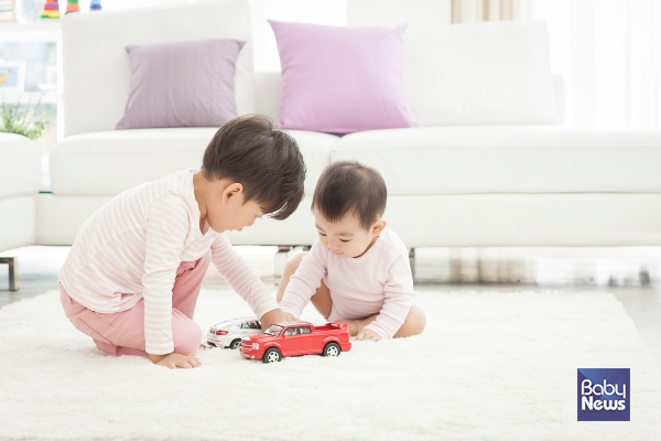 동생의 장난감을 탐하는 아이. ⓒ베이비뉴스