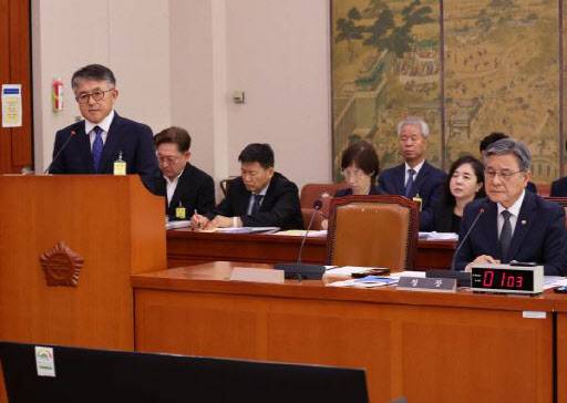 이재필(왼쪽) 궁능유적본부장이 ‘2025년도 국가유산청 등에 대한 문화체육관광위원회 국정감사’에서 김건희 여사의 종묘 차담회 의혹과 관련한 질의에 답하고 있다(사진=연합뉴스).