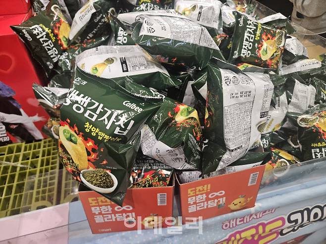 기자도 과자담기에 도전해봤지만 불과 17~18개가 최대였다. (사진=김정유 기자)